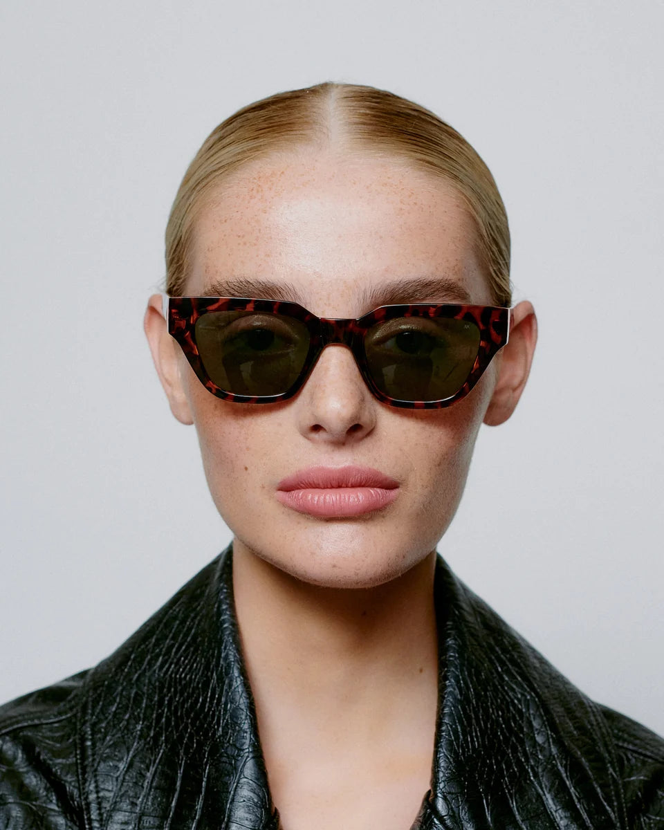 Sonnenbrille A. Kjærbede Kaws demi tortoise